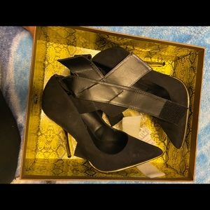 Black pumps with bow around the ankle